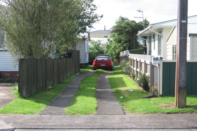 Photo of property in 1/19 Stokes Avenue, Te Atatu Peninsula, Auckland, 0610