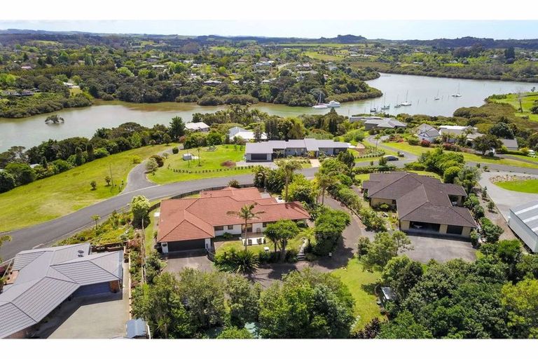Photo of property in 33 Rarere Terrace, Kerikeri, 0230