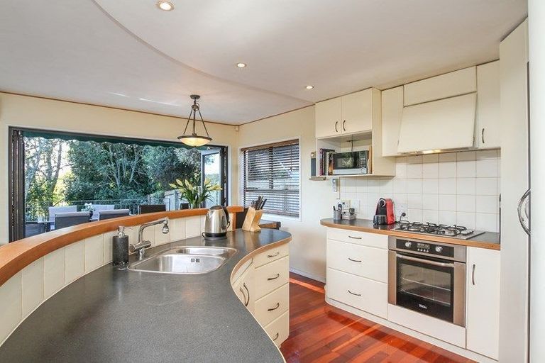 Photo of property in 2/95 Oaktree Avenue, Browns Bay, Auckland, 0630