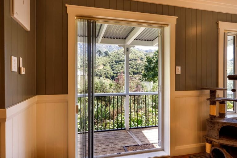 Photo of property in 16 Angle Street, Picton, 7220
