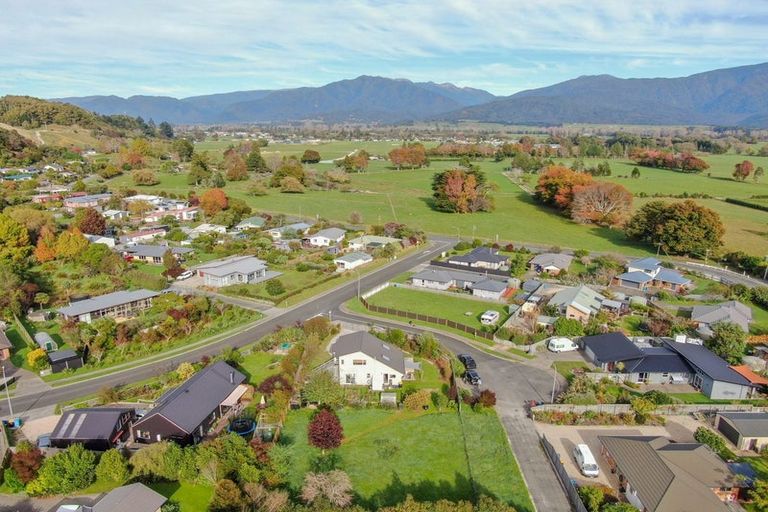 Photo of property in 2 Toiora Place, Takaka, 7110