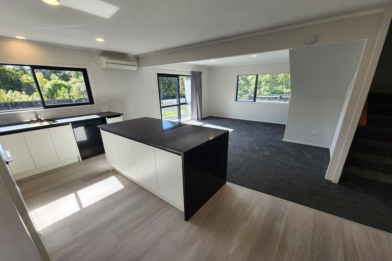 Photo of property in 25 Caspian Close, New Lynn, Auckland, 0600