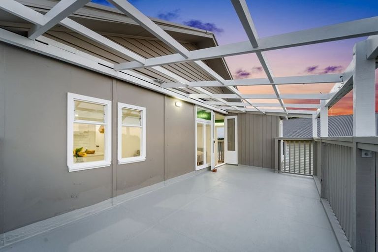 Photo of property in 1/120 Sunnyside Road, Sunnyvale, Auckland, 0612