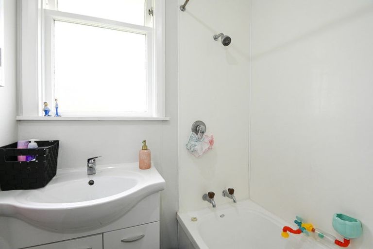Photo of property in 1019 Hood Street, Mayfair, Hastings, 4122