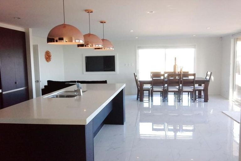 Photo of property in 4 Vardon Way, Waiwhakaiho, New Plymouth, 4312