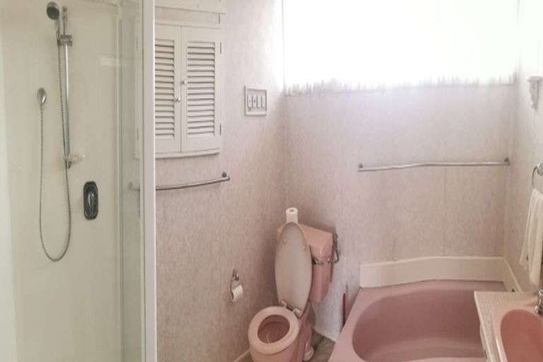 Photo of property in 32 Woodford Avenue, Henderson, Auckland, 0610