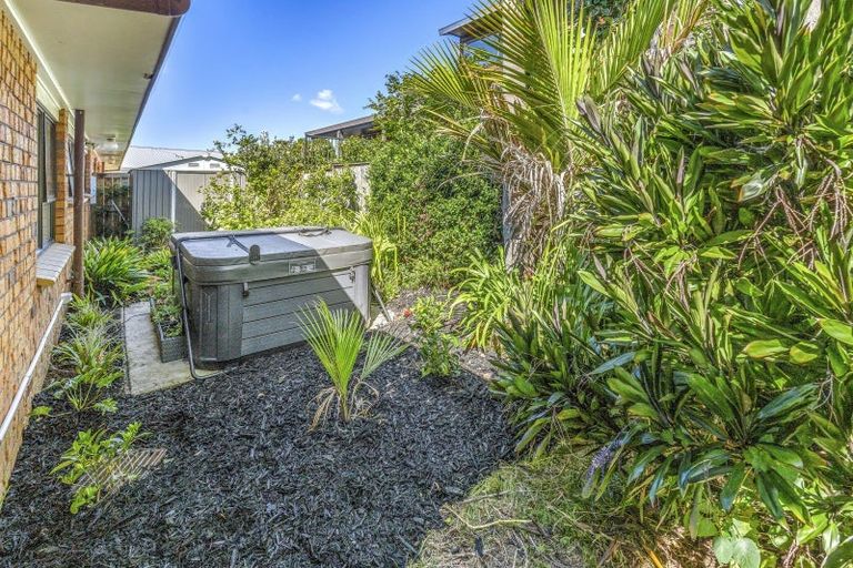 Photo of property in 1/1 Pickwick Parade, Mellons Bay, Auckland, 2014