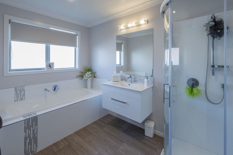 Photo of property in 13 Saint Vincent Way, Waikanae, 5036