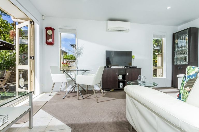 Photo of property in 5 Corricvale Way, Northcross, Auckland, 0632