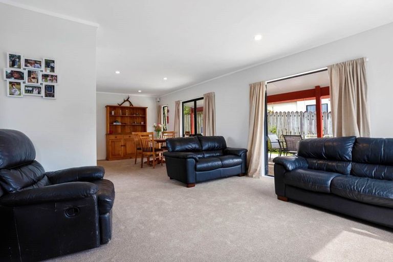 Photo of property in 6 Thalia Place, Totara Vale, Auckland, 0629