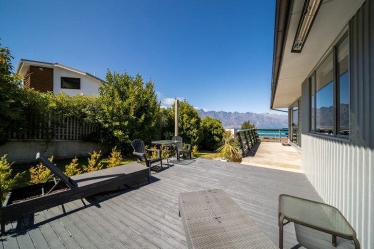 Photo of property in 22 Wynyard Crescent, Fernhill, Queenstown, 9300