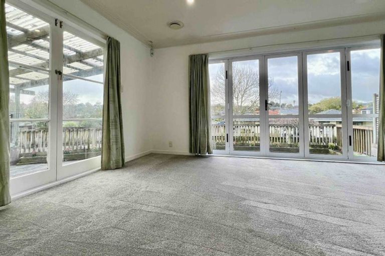 Photo of property in 1 Mirrabooka Avenue, Botany Downs, Auckland, 2010