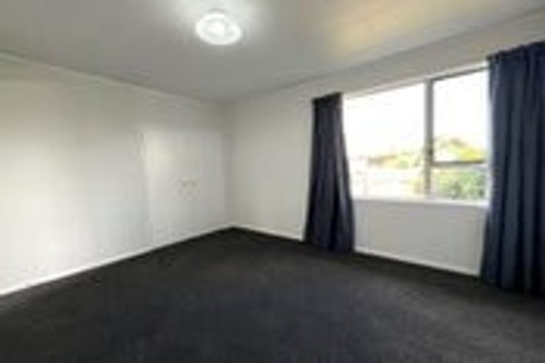 Photo of property in 28 Larissa Avenue, Henderson, Auckland, 0610