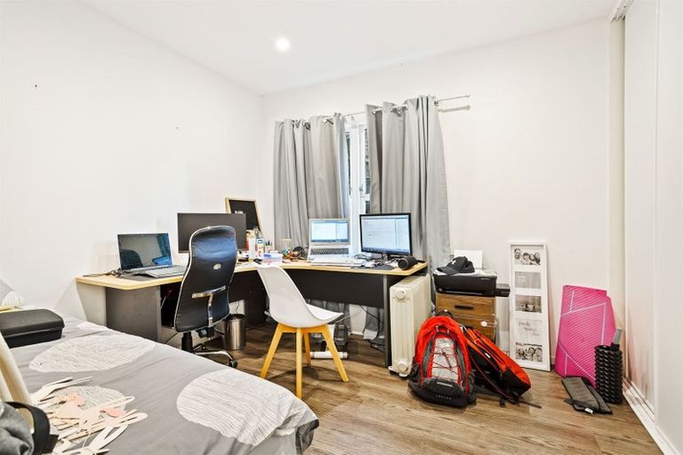 Photo of property in 14 Yeovil Road, Te Atatu Peninsula, Auckland, 0610