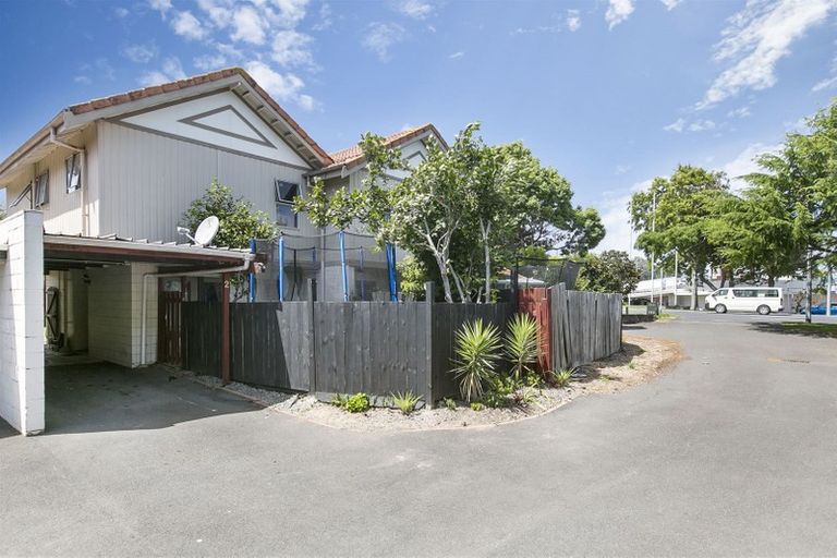 Photo of property in 2/104 Pakuranga Road, Pakuranga, Auckland, 2010