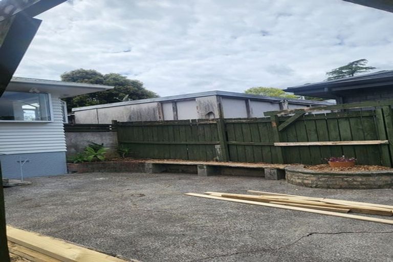 Photo of property in 4 Beazley Place, Glendene, Auckland, 0602