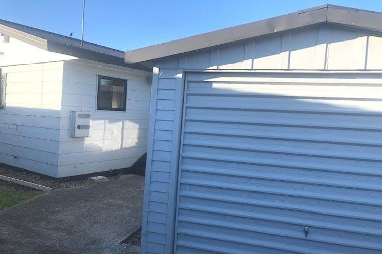 Photo of property in 2/25 Melleray Place, Randwick Park, Auckland, 2105