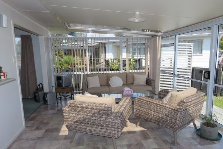 Photo of property in 8 Pipitea Place, Massey, Auckland, 0614