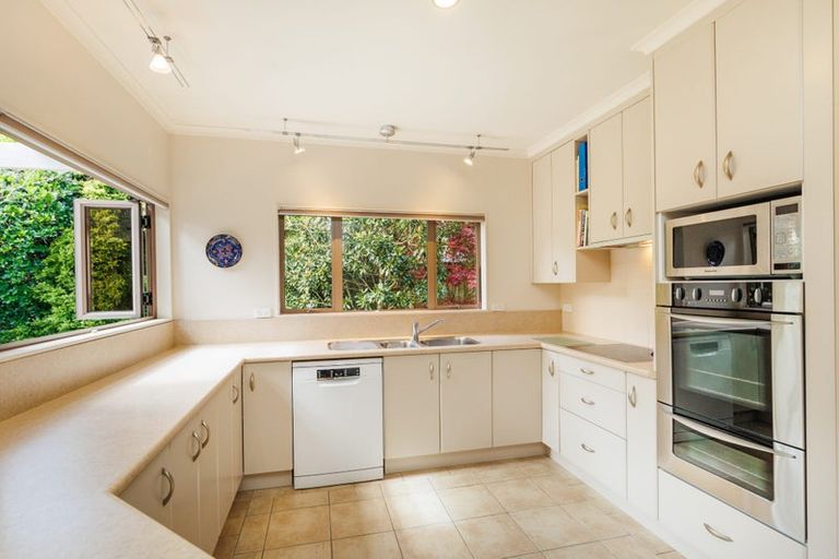 Photo of property in 2 Kea Place, Fitzherbert, Palmerston North, 4410