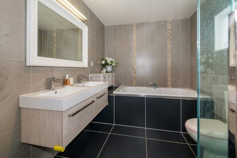 Photo of property in 29a Peach Road, Glenfield, Auckland, 0629