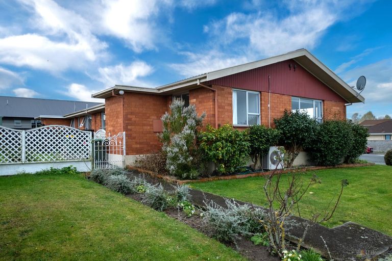 Photo of property in 1 Oxford Street, Waimate, 7924