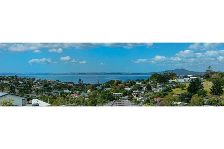 Photo of property in 1/35 Calypso Place, Rothesay Bay, Auckland, 0630