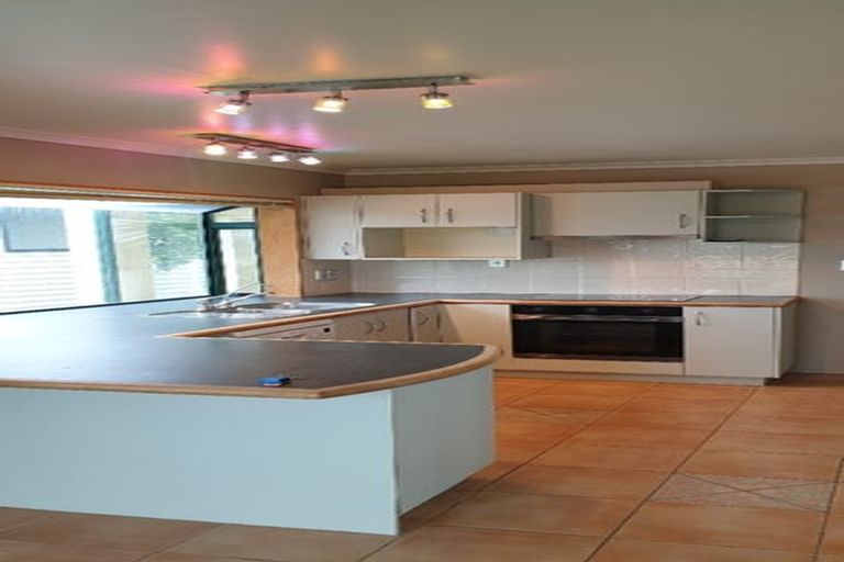 Photo of property in 2/150 Luckens Road, West Harbour, Auckland, 0618