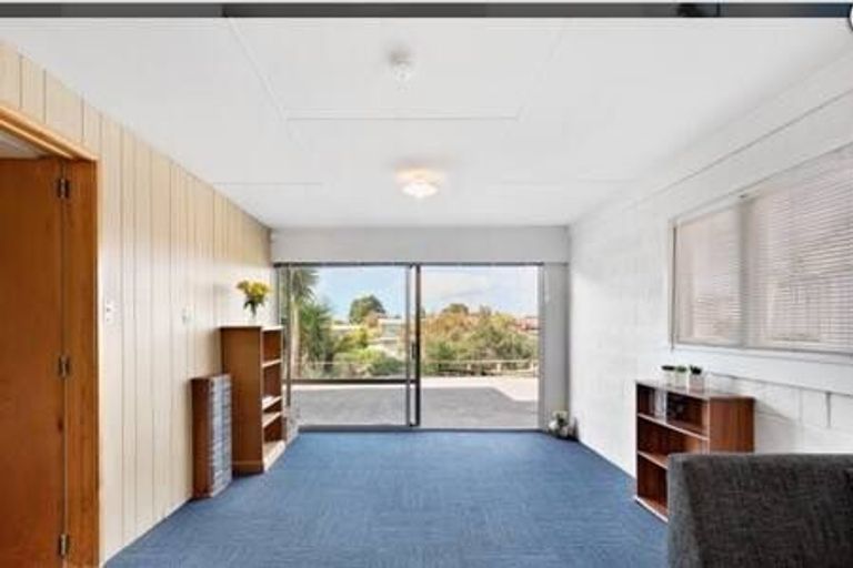 Photo of property in 88 Chivalry Road, Glenfield, Auckland, 0629