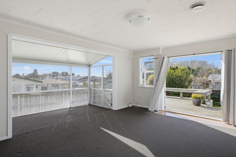 Photo of property in 5 Mayfair Place, Westown, New Plymouth, 4310