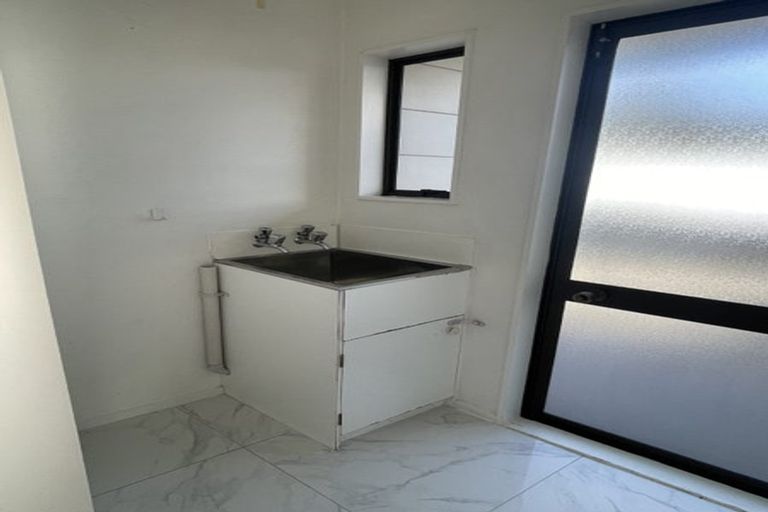 Photo of property in 95 Hobsonville Road, West Harbour, Auckland, 0618