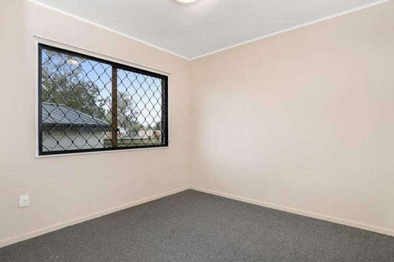 Photo of property in 2/9 Maplesden Drive, Clendon Park, Auckland, 2103