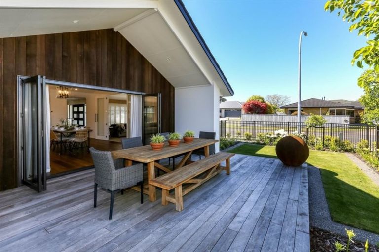 Photo of property in 1 Tupare Place, Highlands Park, New Plymouth, 4312