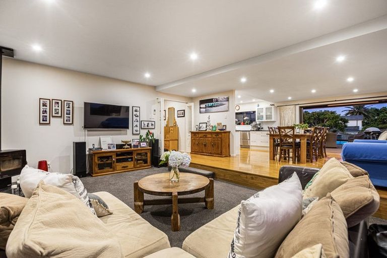 Photo of property in 32 Cockle Bay Road, Cockle Bay, Auckland, 2014