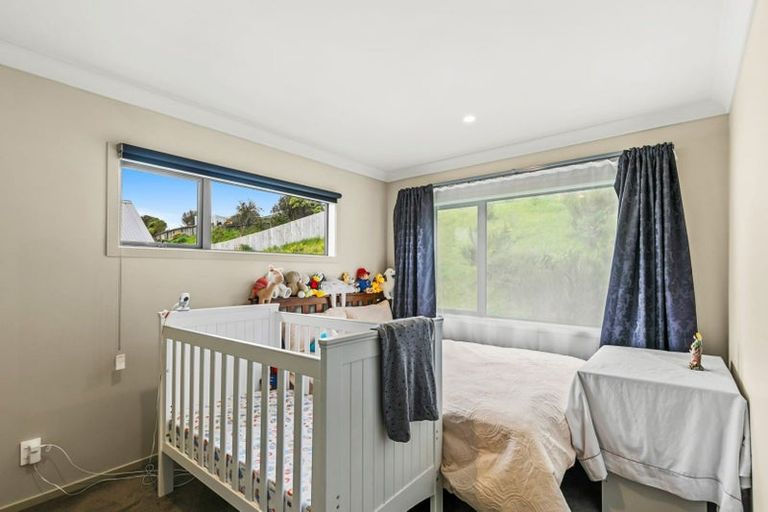 Photo of property in 10 Brindle Way, Newlands, Wellington, 6037