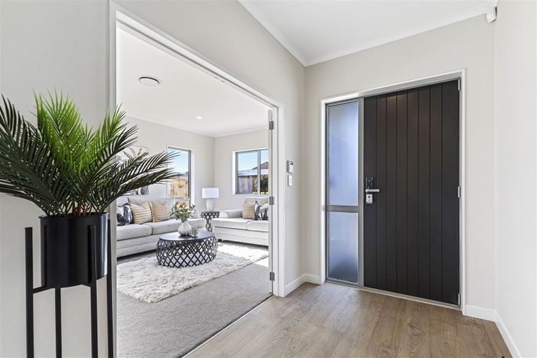 Photo of property in 20 Gilbransen Road, Kumeu, 0810