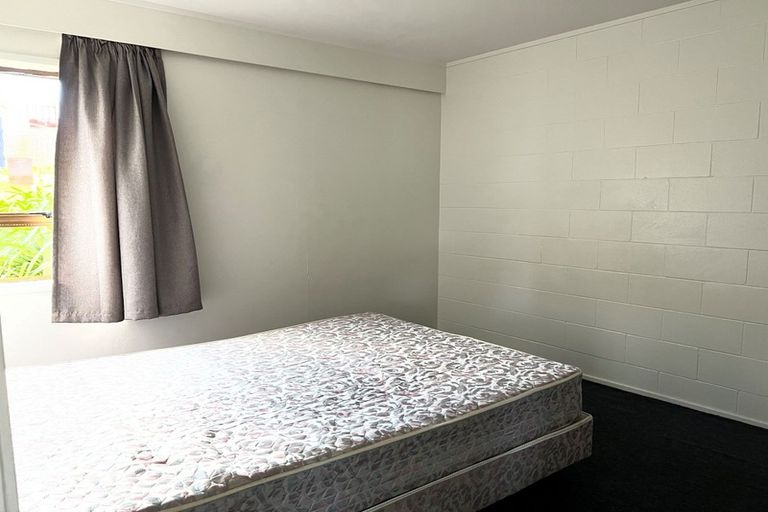 Photo of property in 11 Ian Place, Glendene, Auckland, 0602