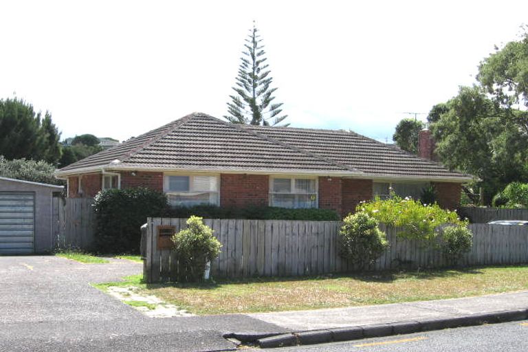 Photo of property in 2 Cajero Place, Green Bay, Auckland, 0604