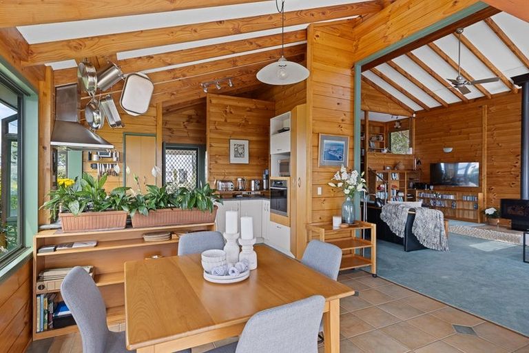 Photo of property in 70 Ngarewa Drive, Mahurangi West, Warkworth, 0983