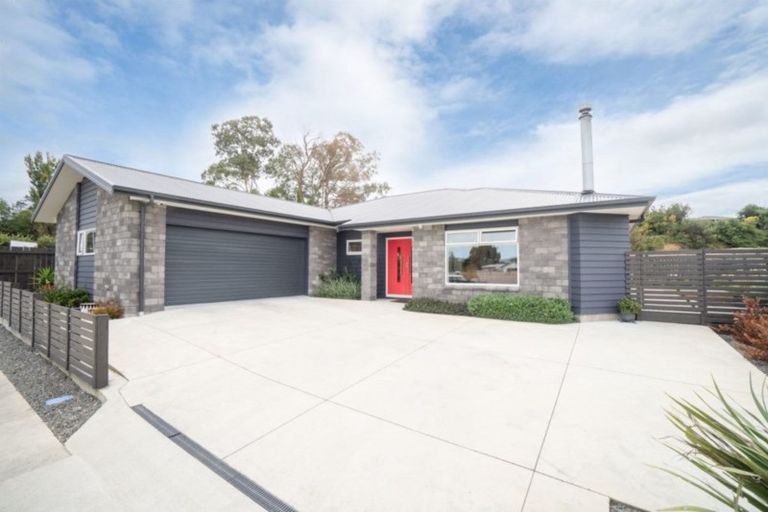 Photo of property in 3 Freedom Drive, Kelvin Grove, Palmerston North, 4414
