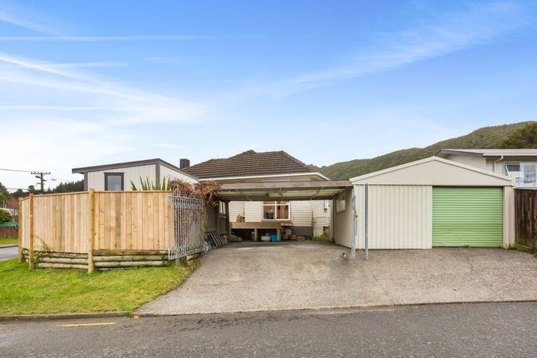 Photo of property in 32 Ruthven Road, Wainuiomata, Lower Hutt, 5014