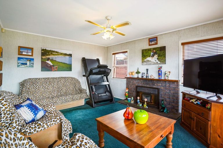 Photo of property in 43 Taupo Street, Green Bay, Auckland, 0604
