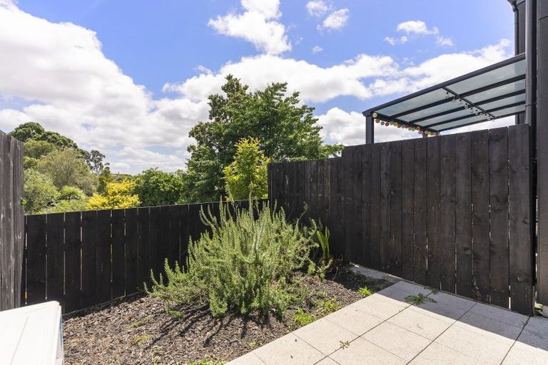 Photo of property in 11/8 Chivalry Road, Glenfield, Auckland, 0629