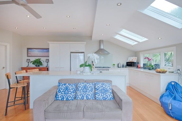 Photo of property in 1/42 Churchill Road, Murrays Bay, Auckland, 0630