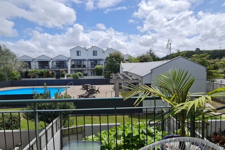 Photo of property in 2/5 Carolina Place, Albany, Auckland, 0632