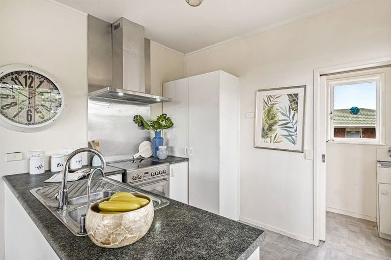 Photo of property in 13 Islington Avenue, New Lynn, Auckland, 0600