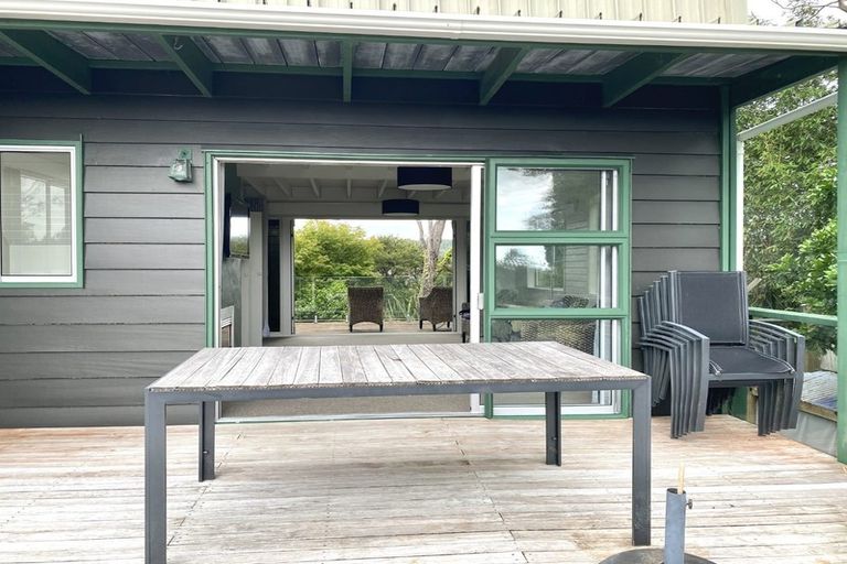 Photo of property in 8 Arapito Road, Titirangi, Auckland, 0604