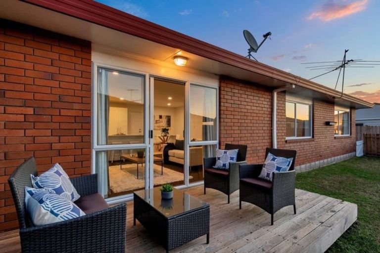 Photo of property in 2/5 Barbados Drive, Unsworth Heights, Auckland, 0632