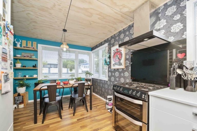 Photo of property in 28 Grenville Street, Marfell, New Plymouth, 4310