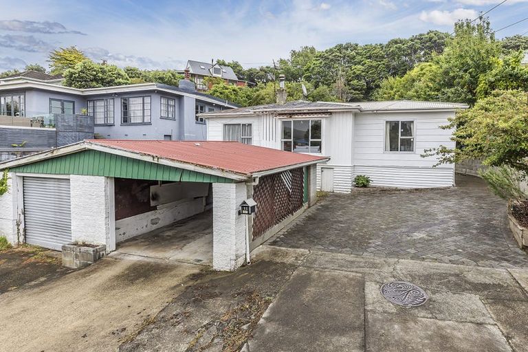 Photo of property in 15 Victory Crescent, Tawa, Wellington, 5028
