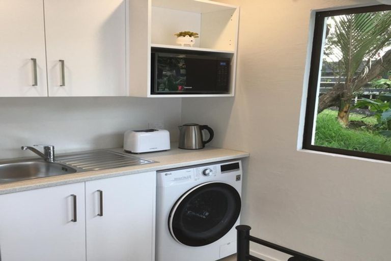 Photo of property in 21 Sandiacre Way, Browns Bay, Auckland, 0630